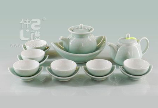 浅绿釉扁茶壶配小船形盘碟17头茶具组